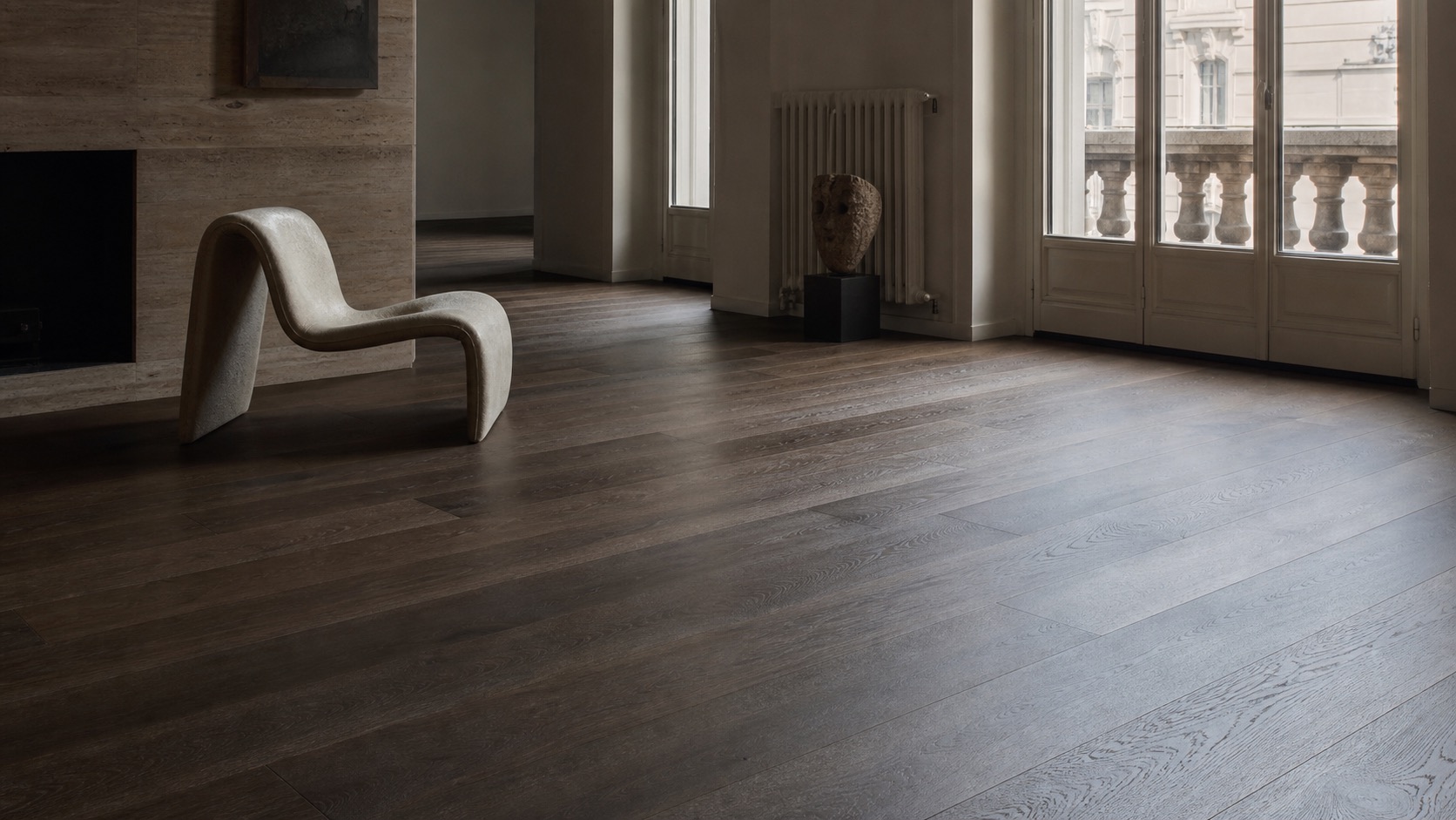 Ambiente milanese con parquet Capitali in rovere fumé a doga larga