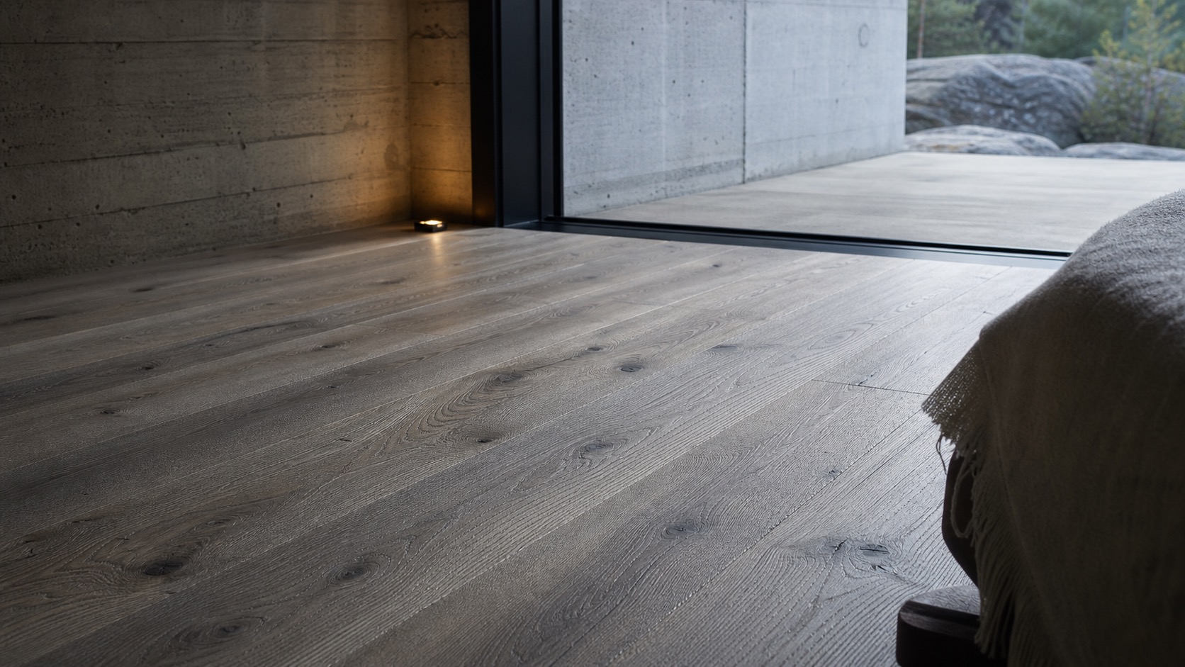 Interno contemporaneo con parquet Forest profondamente spazzolato